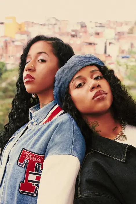 Foto de Tasha e Tracie, duas mulheres com os cabelos cacheados olhando para a câmera