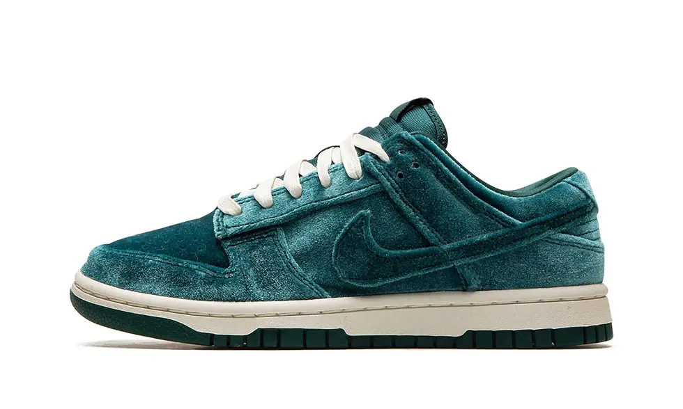 Dunk Low (W) “Velvet Green”