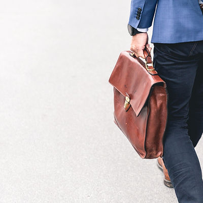 Hombre con la cartera