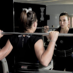 Powerlifting: Στην υπηρεσία της θηλυκότητας των γυναικών 