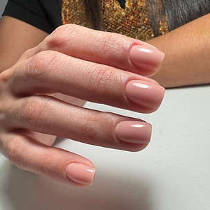 manicura sencilla en dama con base rubber base