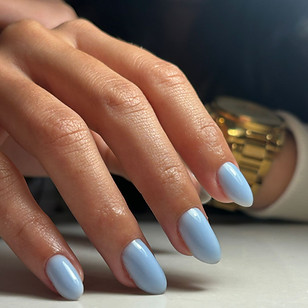 mano de mujer con manicura rubber base color azul