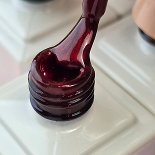 esmalte tono rojo oscuro y brillante