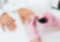manicurista aplica de manera delicada base rubber