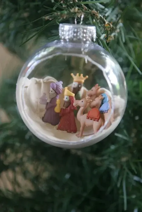 Three Wise Men  globe scene Wise men travel to the New King