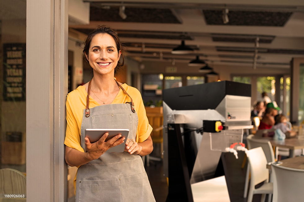 Proprietária de restaurante orgulhosa de sua maquina extratora de suco Ikigai ao fundo