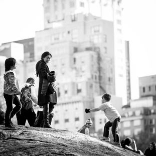 femme sur un rocher dans central park