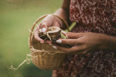 gros plan sur des mains de femme portant les alliances à remettre aux mariés
