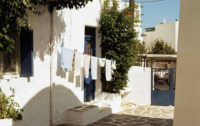 linge qui sèche au soleil dans une ruelle grecque