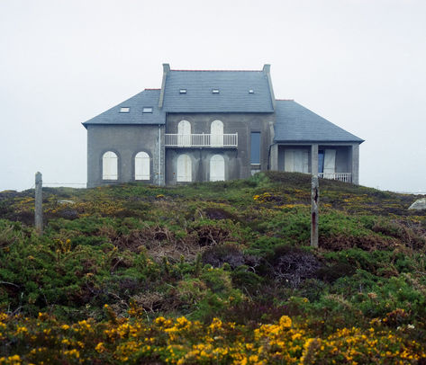 bretagne maison aux volets fermés sur la côté