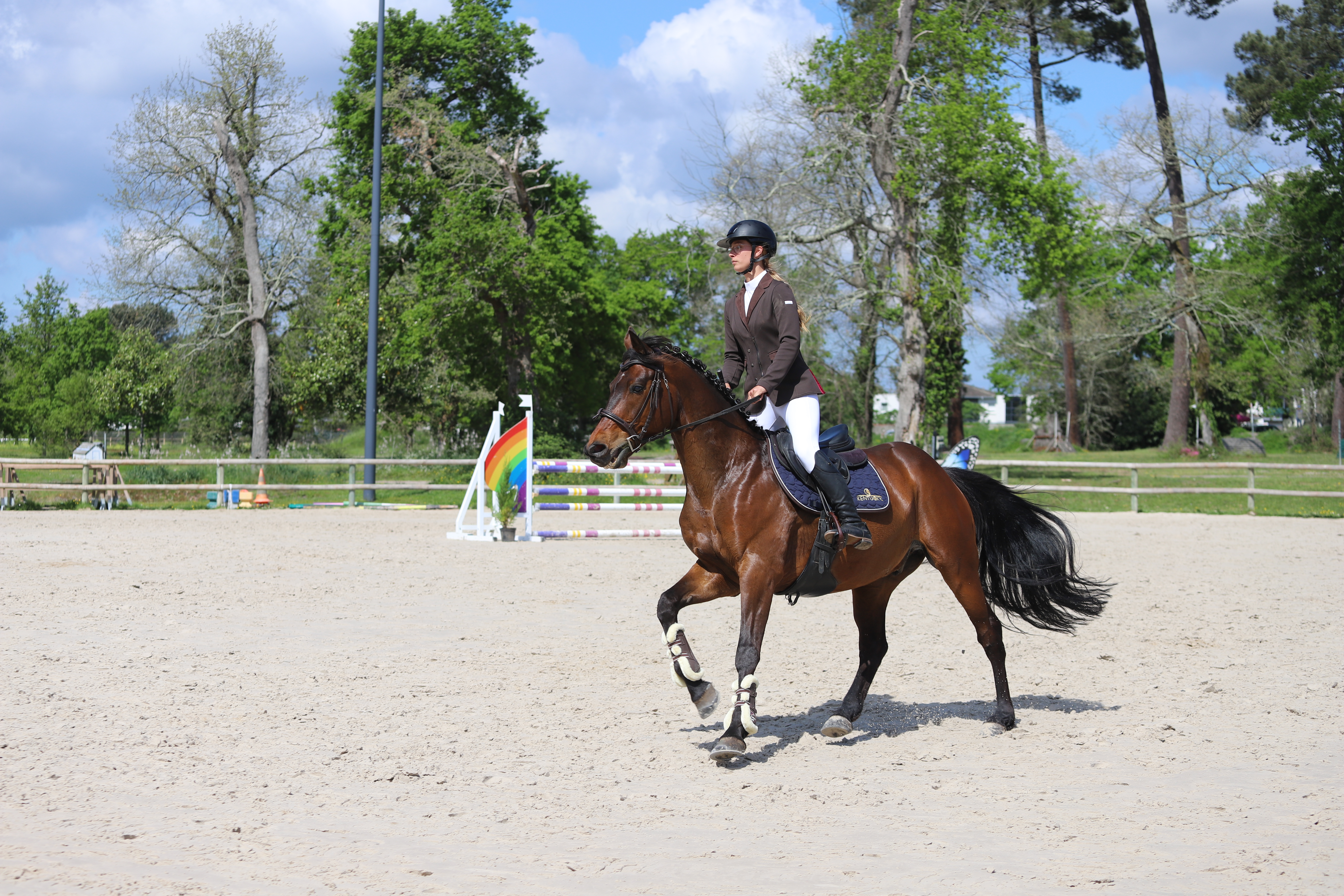 Enola Barral enseignante équitation tir à l'arc à cheval