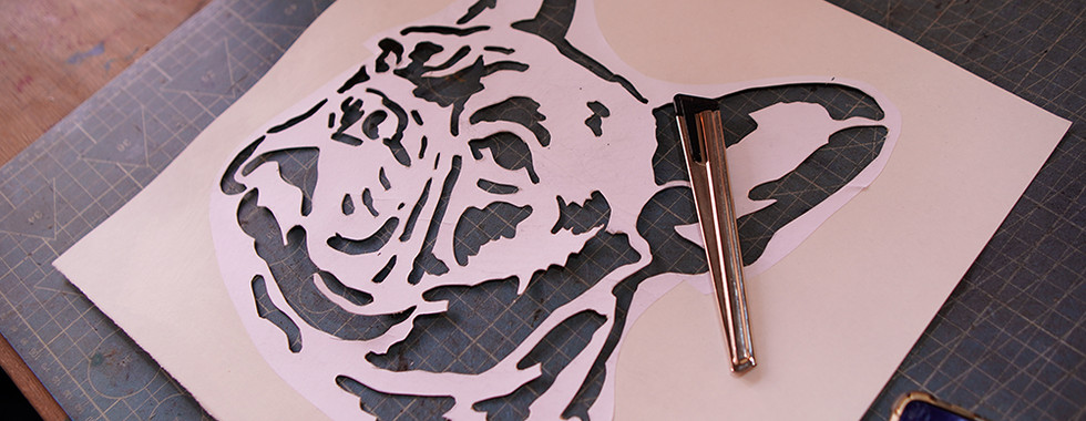 Matriz de stencil de cachorro recortada e pronta para impressão durante oficina em Goiânia.  Você co
