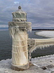 Eiskunst am Leuchtturm North Pier Outer Light in Michigan