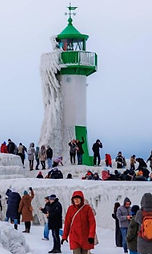 Einzigartiger Eis-Leuchtturm auf Rügen