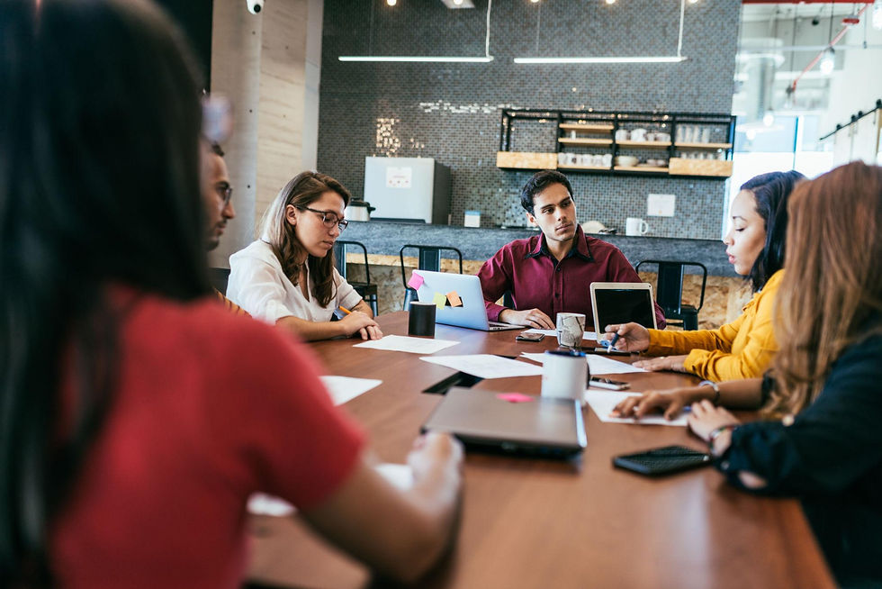 profesionales latinos colaborando en reunión de trabajo en Canadá