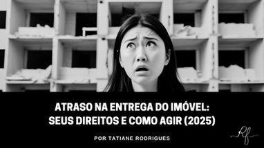 Jovem compradora com expressão preocupada diante de prédio inacabado – atraso na entrega de imóvel na planta