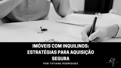 Pessoa analisando contrato de locação com chave de imóvel ao lado, simbolizando a compra de imóvel alugado.