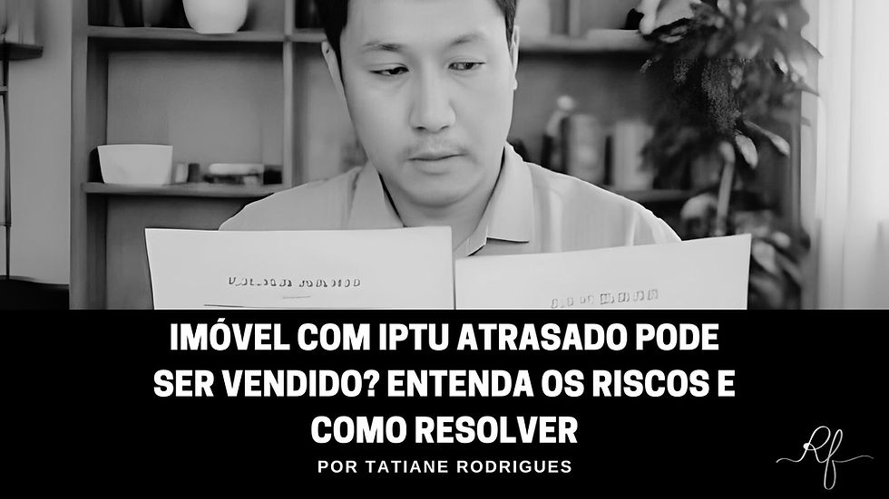 Homem analisa documento de IPTU com expressão de dúvida diante de imóvel à venda