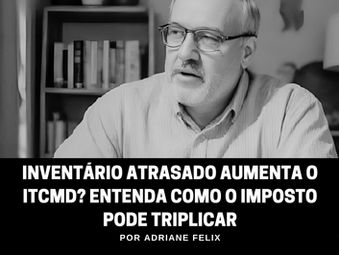 Homem preocupado calcula imposto atrasado sobre herança, com documentos antigos sobre a mesa