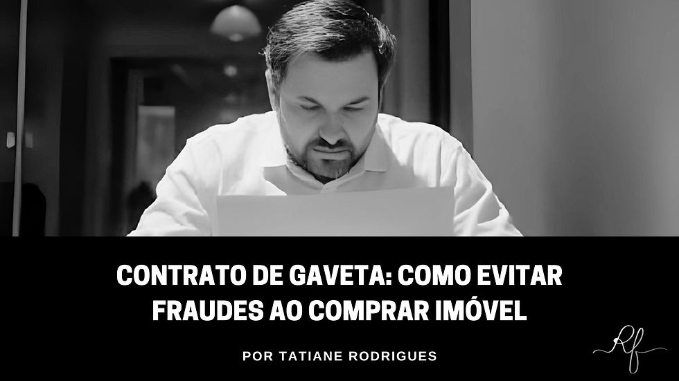 Homem de meia-idade analisando contrato com expressão de alerta, ao lado de planta de imóvel e chave sobre a mesa