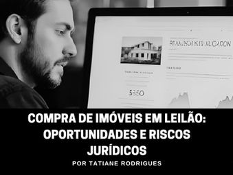 Homem observando tela de computador com edital de leilão de imóveis e expressão de atenção