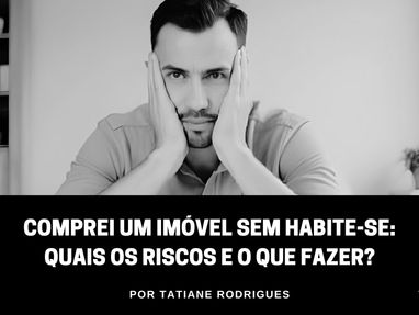 Homem com expressão preocupada analisando documentos de compra de imóvel, com casa ao fundo