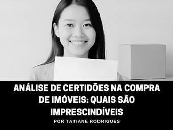 Mulher jovem sorridente segurando contrato de imóvel, com maquete de edifício popular ao fundo