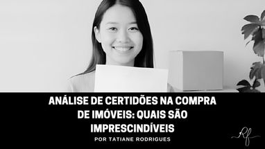 Mulher jovem sorridente segurando contrato de imóvel, com maquete de edifício popular ao fundo