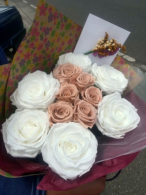 Ramo 12 rosas $265.000 incluye 6 premium