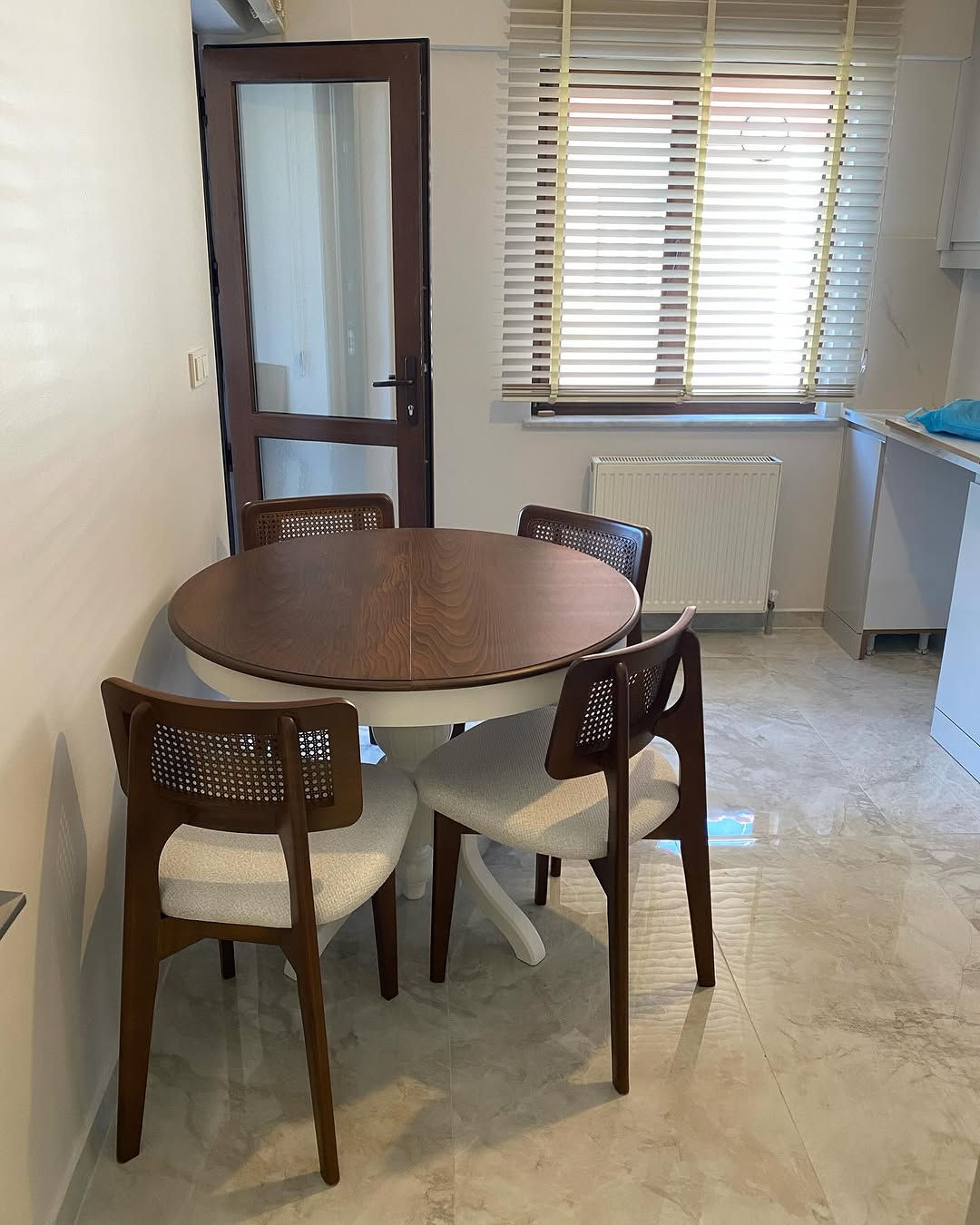 %100 KAYIN AÇILIR KAPANIR YUVARLAK MASA TAKIMI