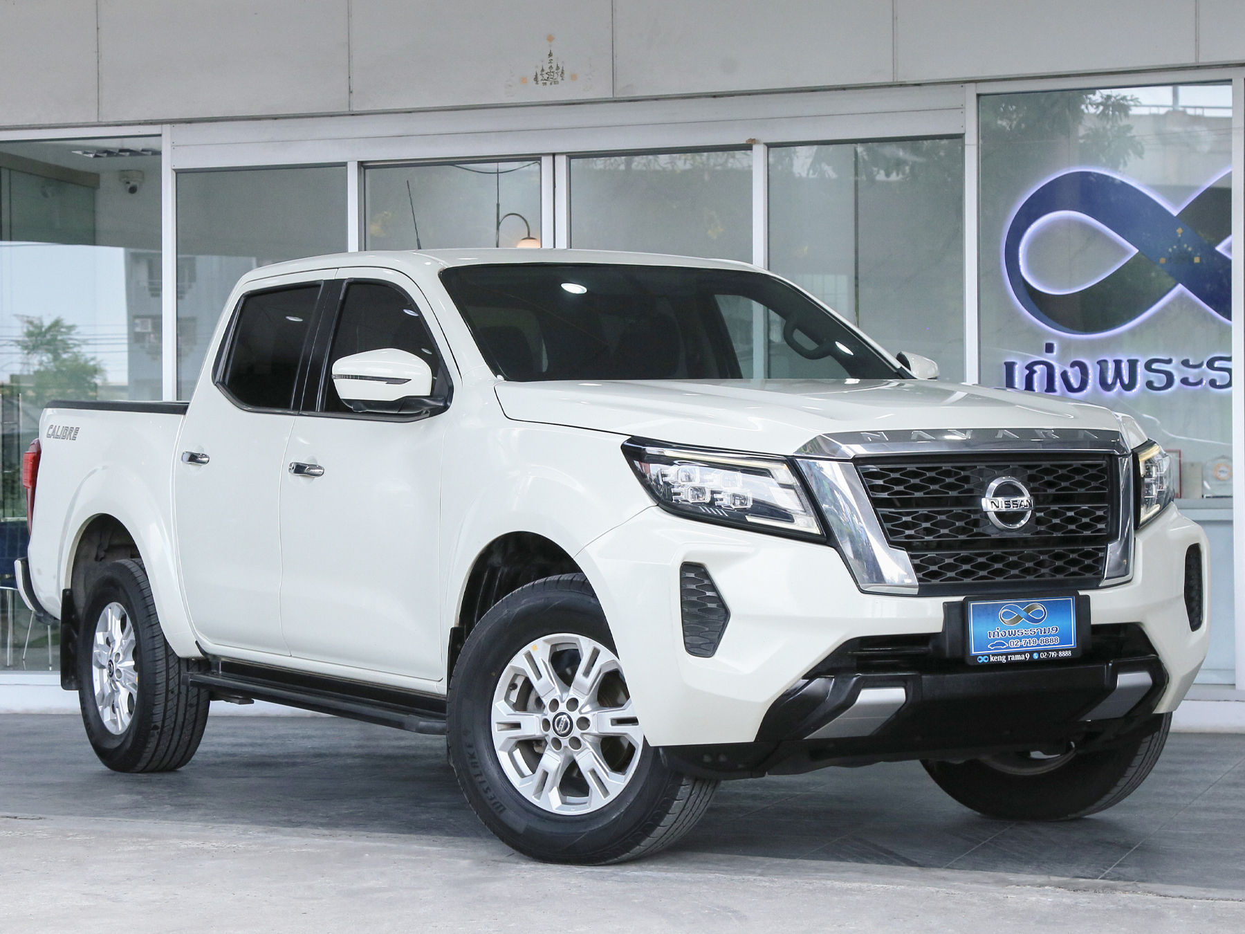 NISSAN NAVARA 2.3 E DOUBLE CAB CALIBRE สีขาว ปี 2021