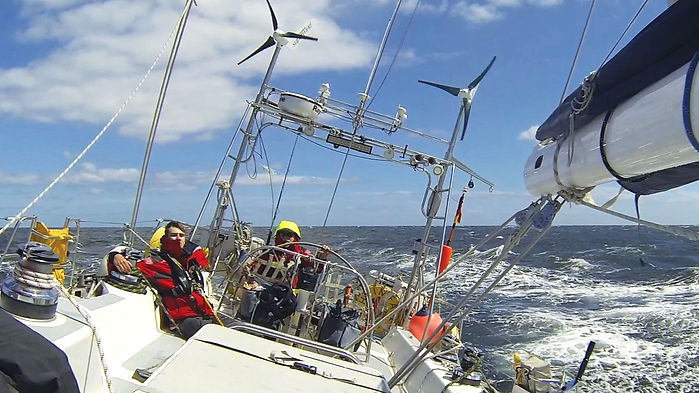 hrimfare_rgroupsailing03_edited.jpg