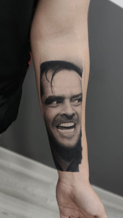 Tatuaje retrato de Jack Nicholson. Tatuaje del Resplandor. Tatuaje The Shinning. Tatuaje retrato Jack Torrance en negro y grises, realizado por l mejor tatuador de realismo de Barcelona, España