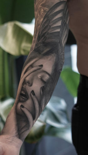 Tatuaje realista mujer sexy. Tatuaje realismo retrato mujer. Tatuaje realismo Barcelona.