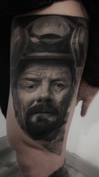 Tatuaje realismo retrato de Walter White de Breaking Bad. Mejor tatuador de realismo de Barcelona, España 