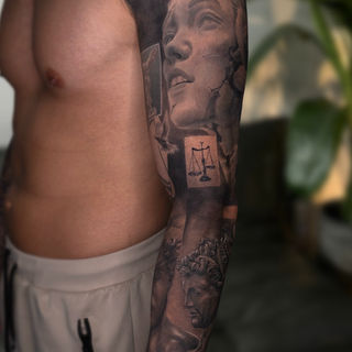 tatuaje realista de obras de arte estatuas en brazo entero entera realizado por Leon Rojo tatuador en Barcelona