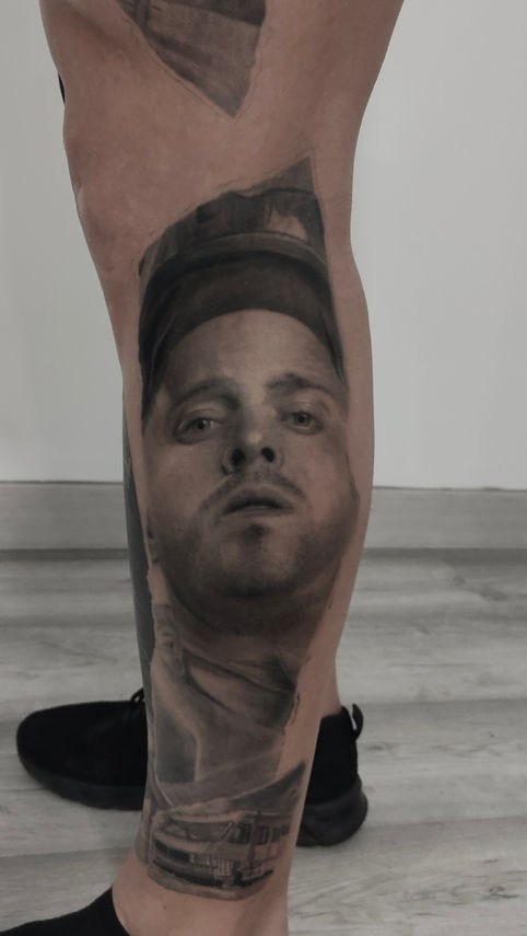 Tatuaje retrato hiperrealista de Jesse Pinkman, de Breaking Bad. Realizado por el mejor tatuador de realismo de Barcelona, España