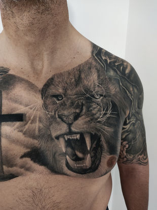 Tatuaje para hombres. Tatuaje realista de leones. Tatuaje realismo de Leon. Tatuaje de Leon en pecho