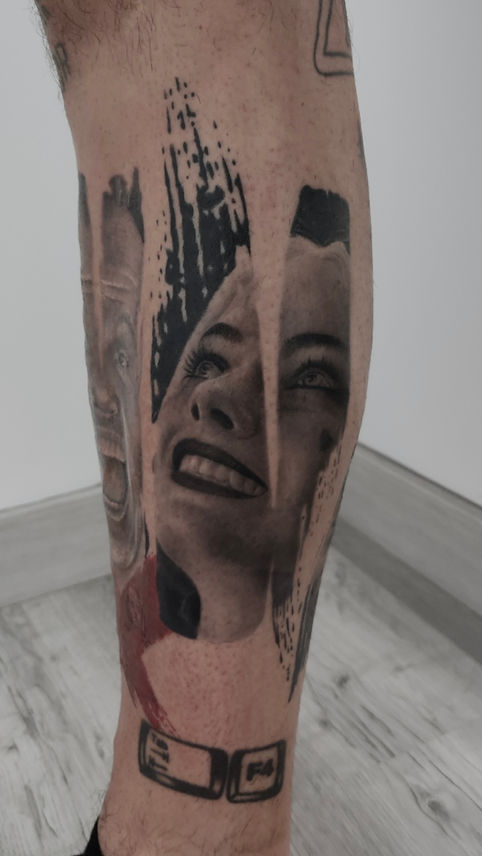 Tatuaje realista de Harley Quinnen negro y grises. Tatuador de realismo en Barcelona España