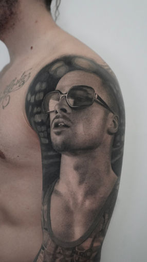 Tatuaje realismo en Barcelona. Tatuaje retrato de Brad Pitt. Tatuaje realista el club de la lucha