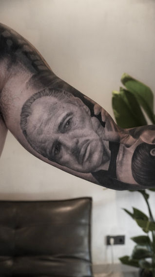 Tatuaje de retrato del Padrino. Tatuaje de Vito Corleone The Godfather realismo negro u grises. Mejor tatuador de realismo en Barcelona, España