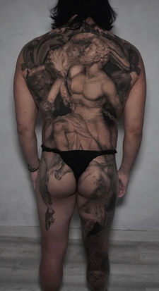 Tatuaje realismo estatuas griegas romanas en espalda de hombre. Prometeo encadenado tatuaje. Tatuaje para hombre espalda completa. Tatuador de realismo en Barcelona España. 