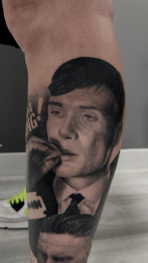 Retrato realismo Barcelona. Tatuaje realista de Peaky Blinders. Tatuaje retrato de Thommy Shelby