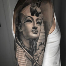 Tatuaje de Tutankamon. Tutankamon tattoo. Tatuaje realista egipcio. Realismo tattoo en Barcelona España. 