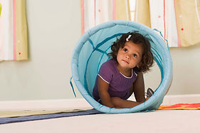 Enfant dans le tunnel de jeu