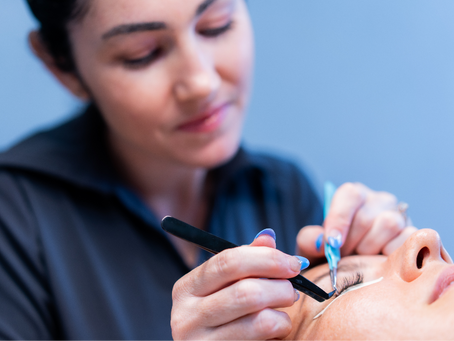 How Many Individual Eyelashes Does a Lash Tech Use on a Single Set for a Client?