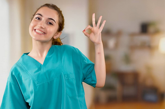 une infirmière liberale qui montre sa satisfaction client avec le pouce en lair