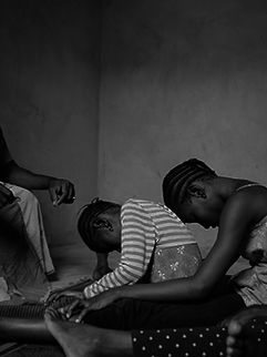 Entre a tradição e os direitos humanos: como comunidades africanas enfrentam a mutilação genital feminina