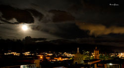 Nocturna panorámica de Guásimos.