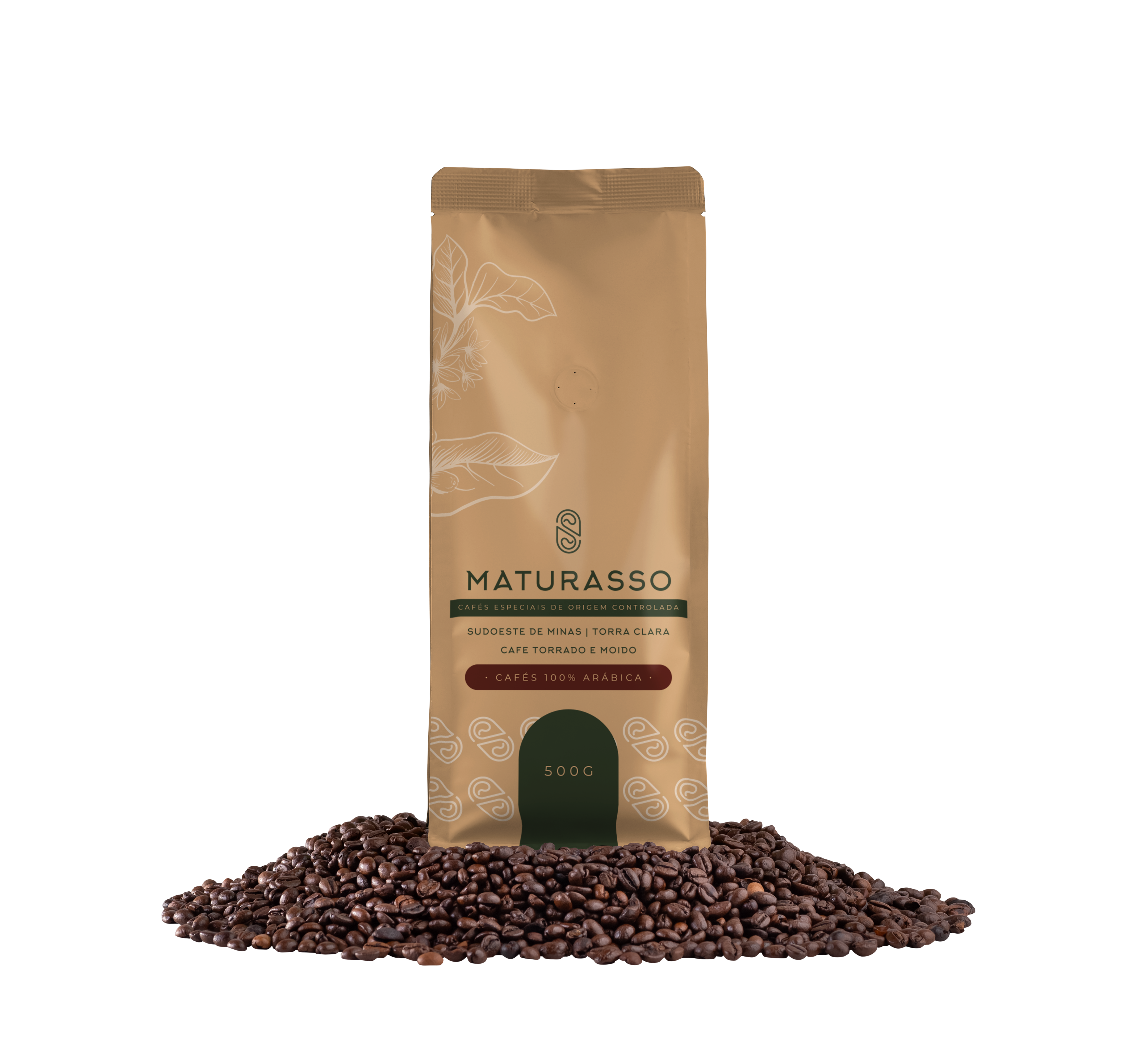 Um pacote de café Maturasso, posicionado em cima de um monte de grãos de café torrados.